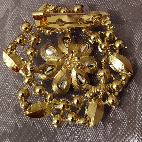 💫 Glamorous! 💫  Goldtone Crystal Floral Brooch - Picture 2 of 2